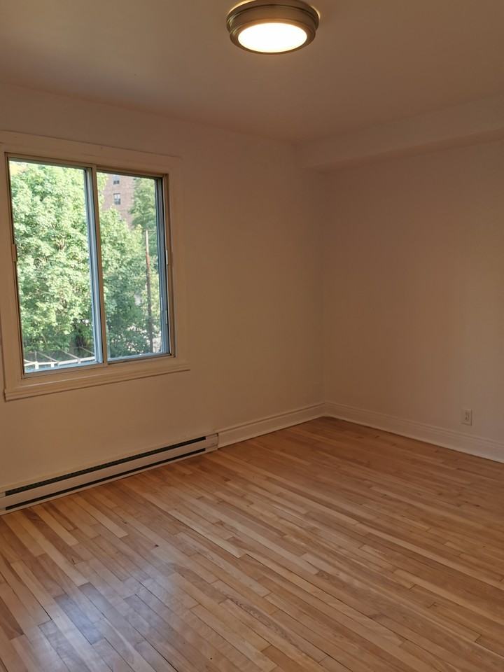 3020 Avenue Barclay 201, Montréal, QC H3S 1J8 1 Bedroom Apartment