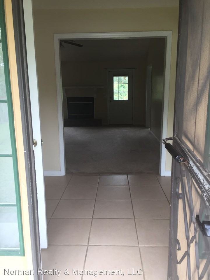 921 Willowbrook Dr - Photo 2 of 15