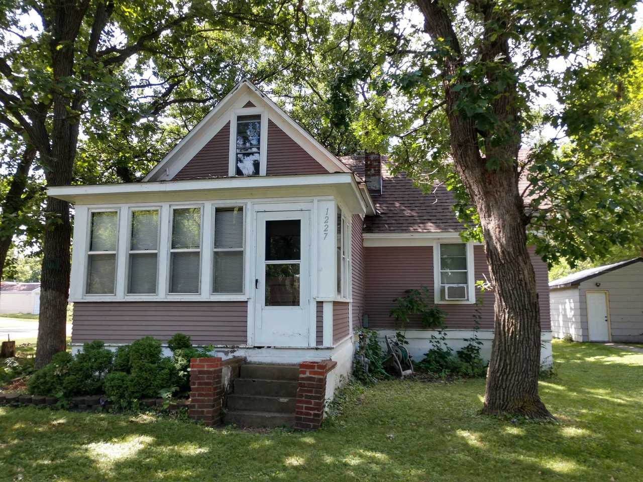 1227 9th Ave Se - Photo 2 of 16