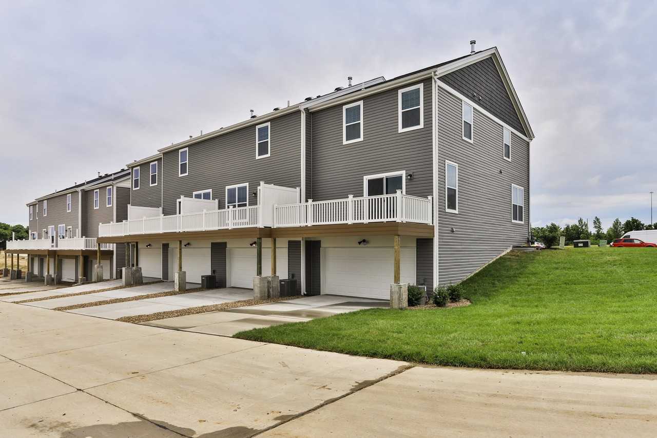 106 Estes Drive - Photo 2 of 34