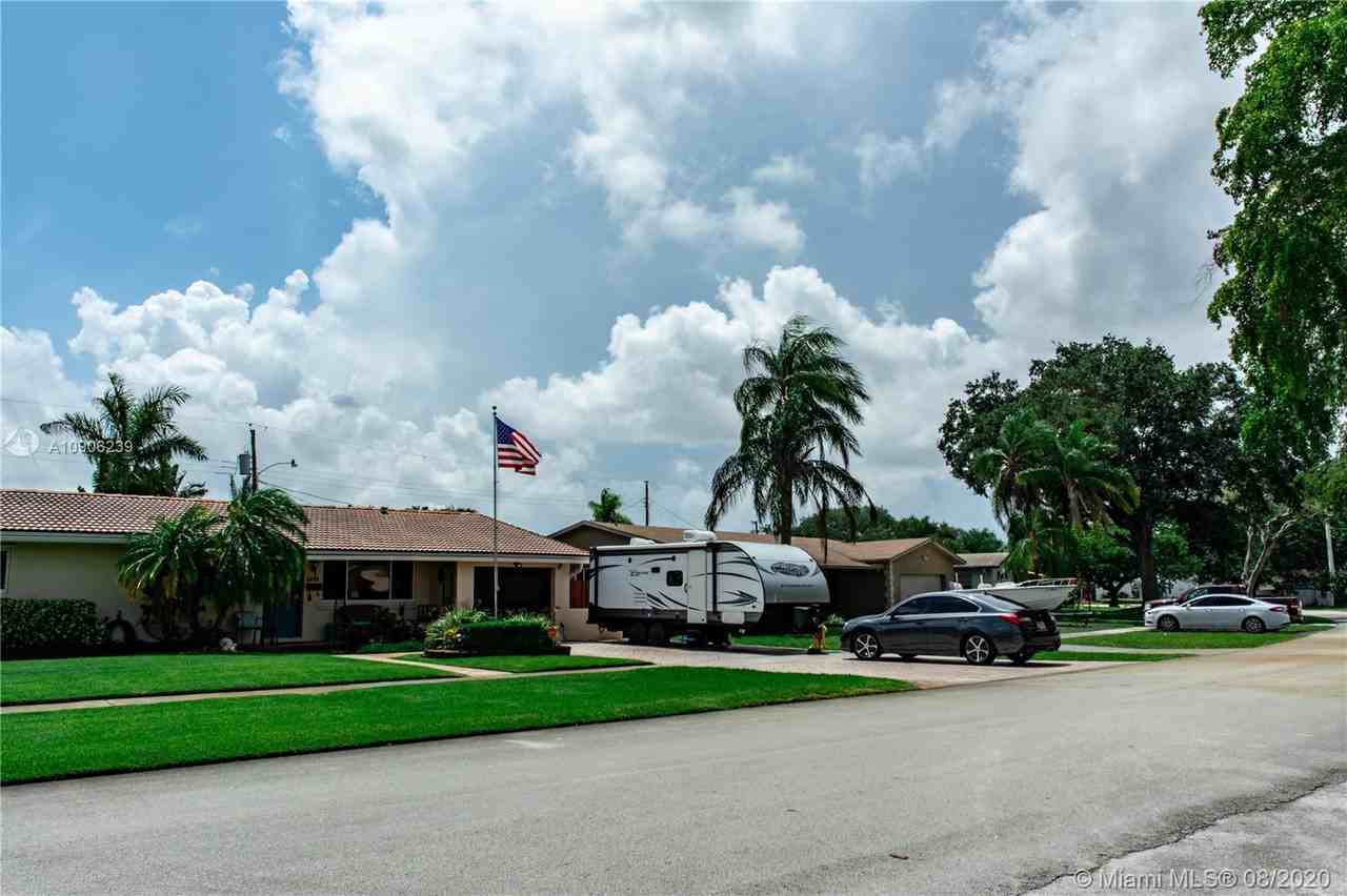 1512 East Hawthorne Circle - Photo 2 of 25