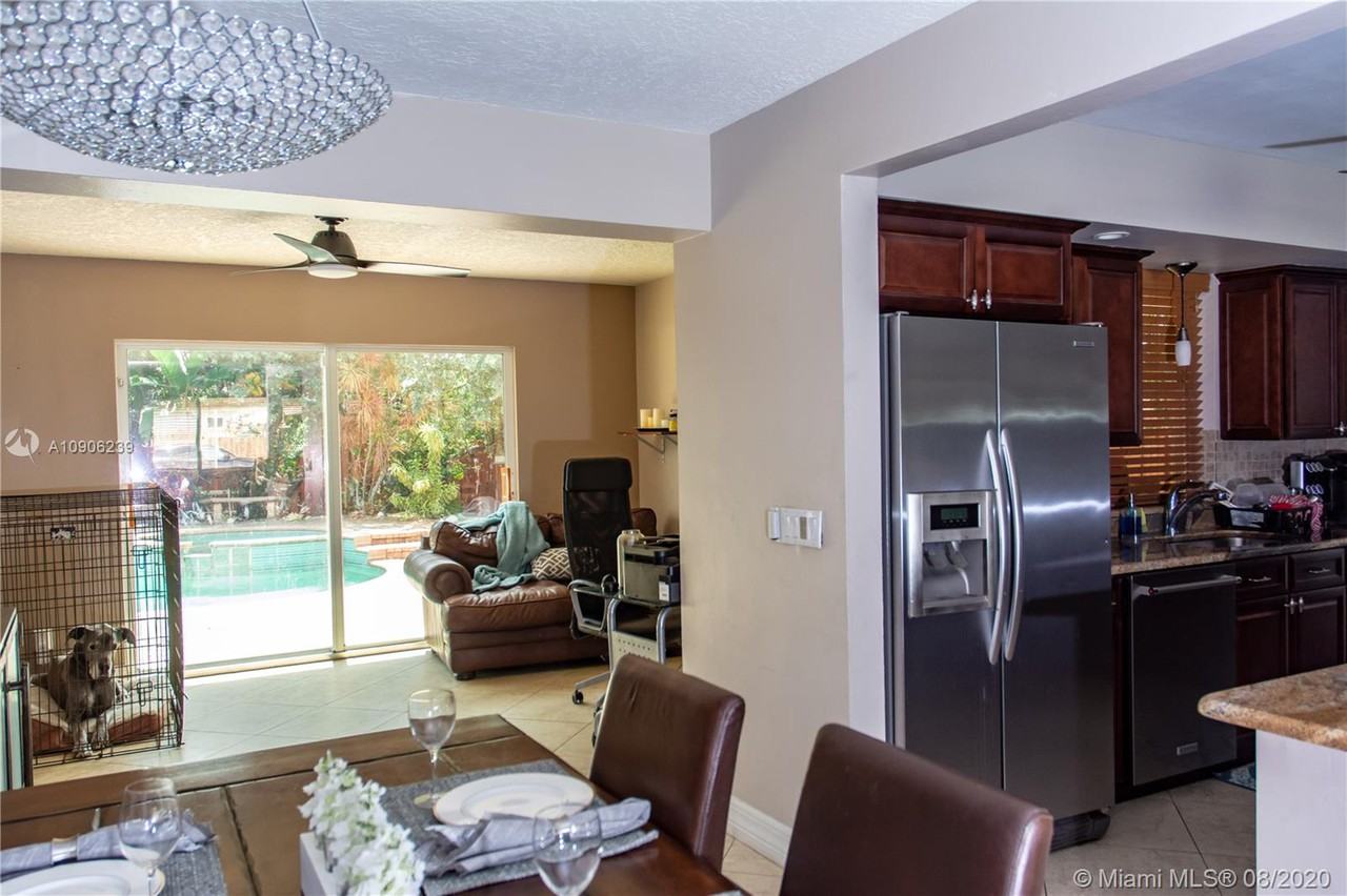 1512 East Hawthorne Circle - Photo 3 of 25