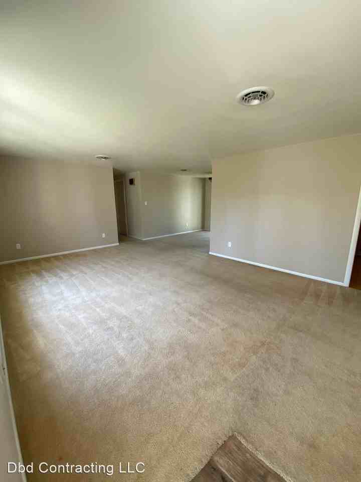 3333 Inwood Dr - Photo 3 of 9