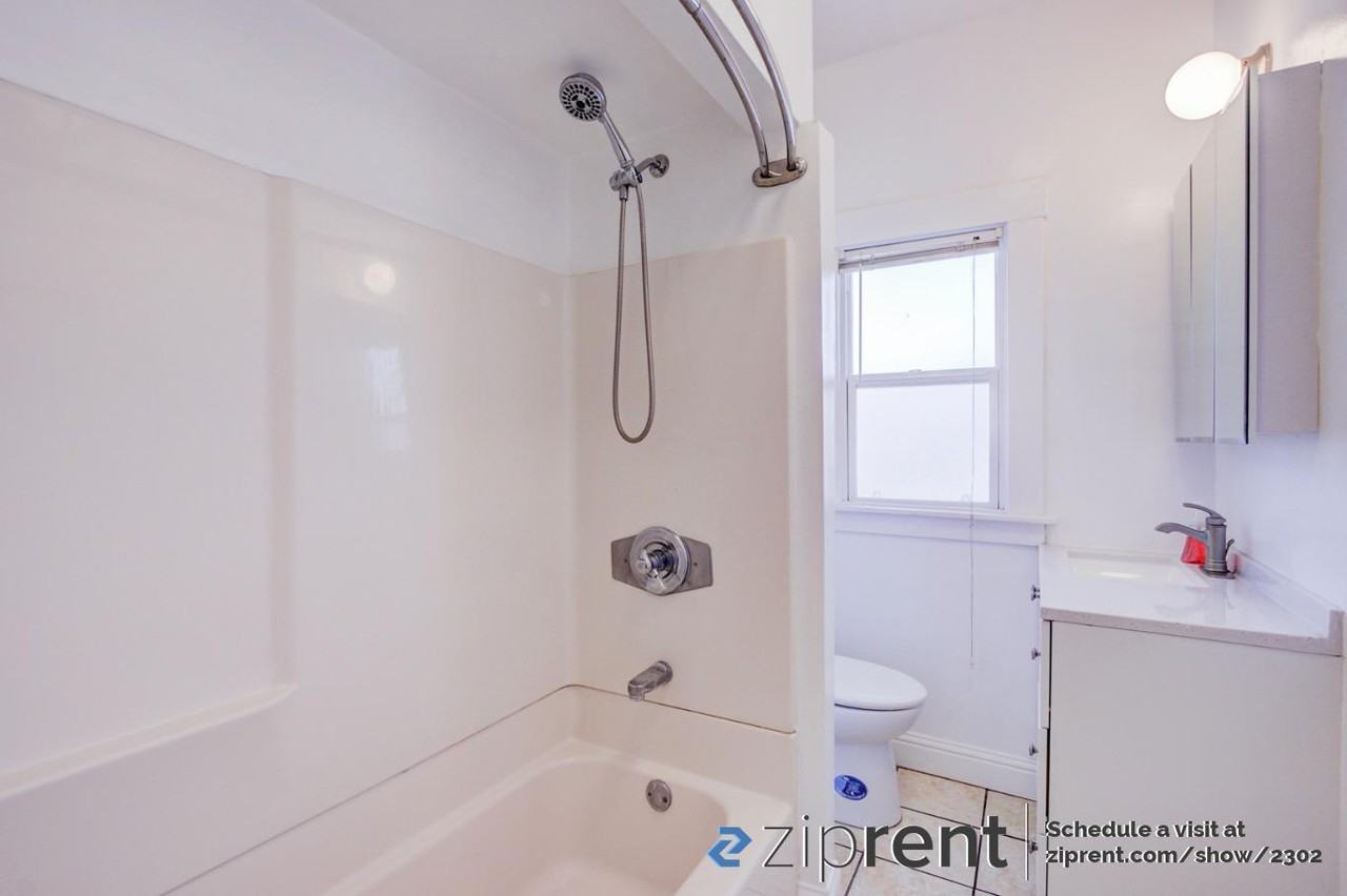 990 34th St #4 - Photo 2 of 10