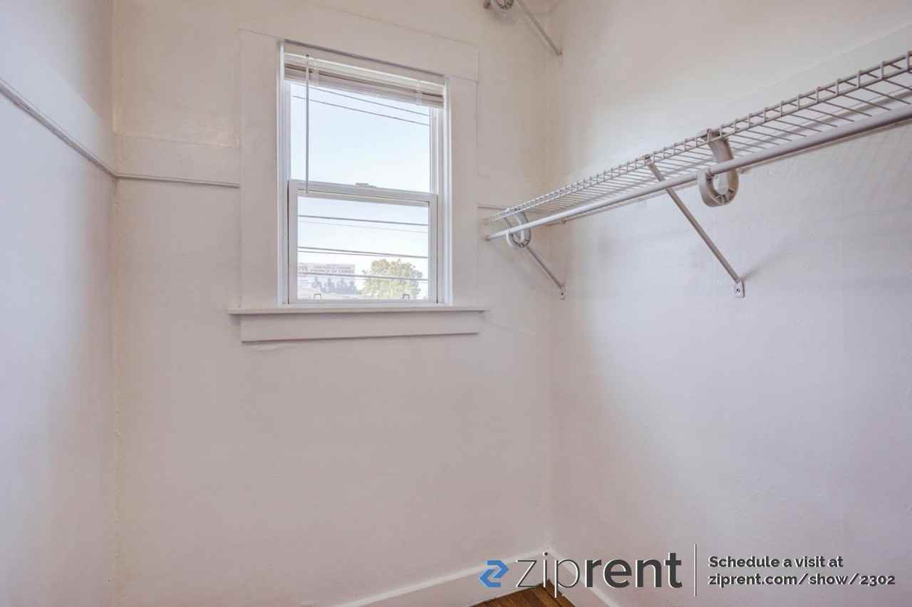 990 34th St #4 - Photo 3 of 10