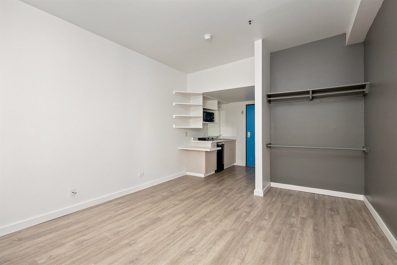 J Street Inn - Photo 5 of 62