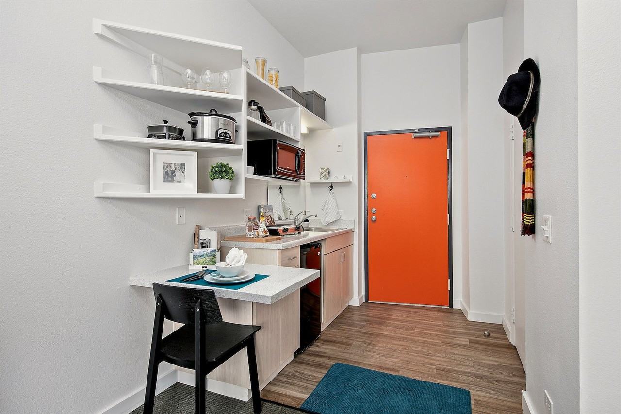 J Street Inn - Photo 4 of 62