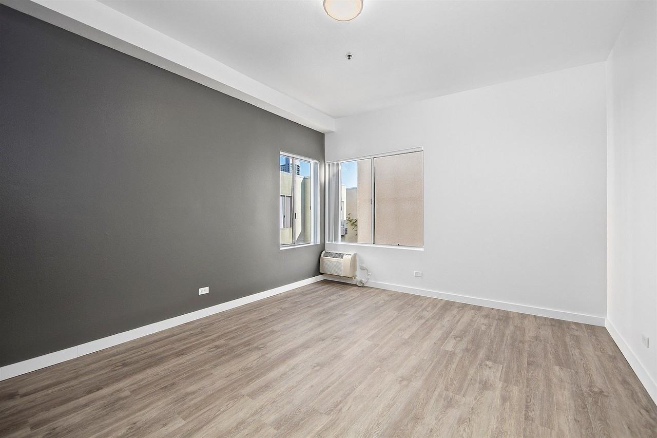 J Street Inn - Photo 6 of 62