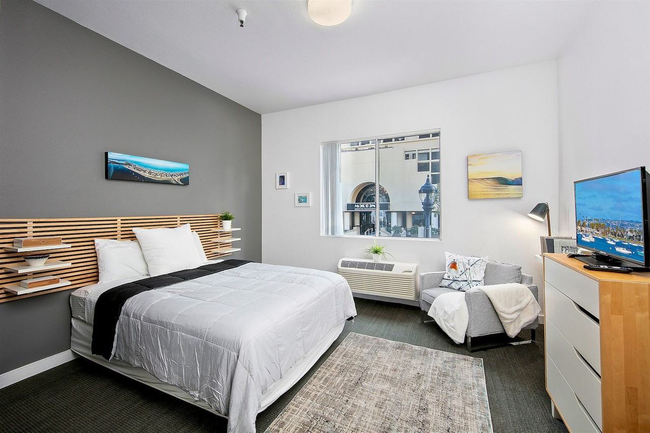 J Street Inn - Photo 3 of 62