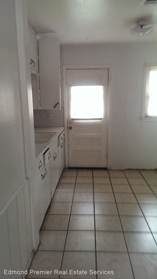 216 W 4th St - Photo 2 of 5
