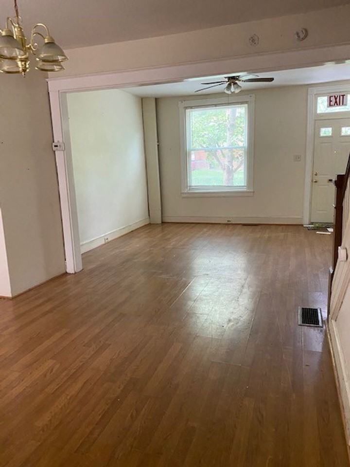 537 E Strawberry St - Photo 2 of 5