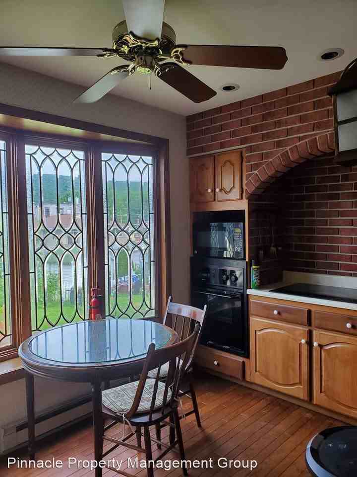 328 W Railroad St - Photo 2 of 21