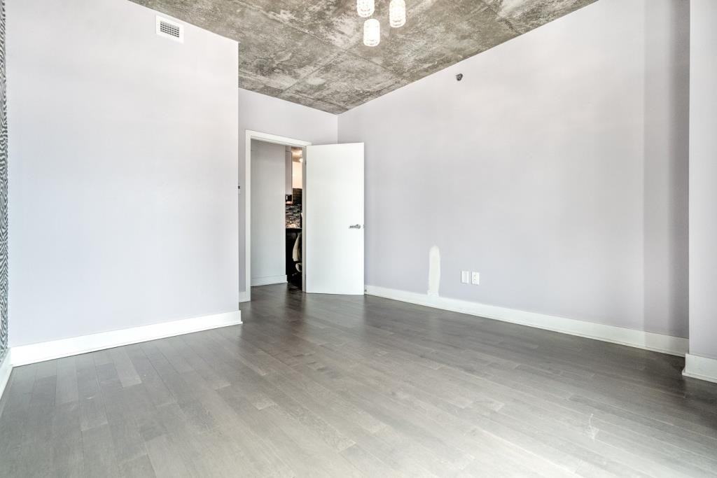 235 Rue Peel - Photo 3 of 30