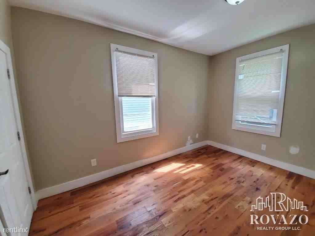 271 21st St - Photo 3 of 11