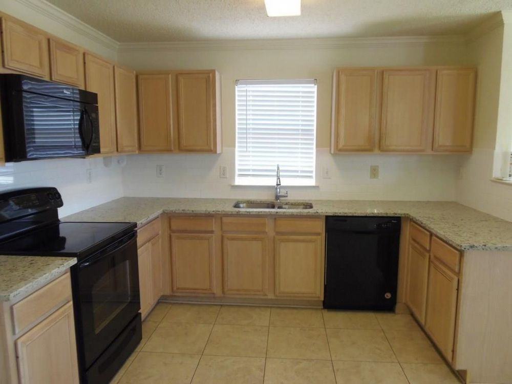 1472 Englewood Dr - Photo 3 of 11