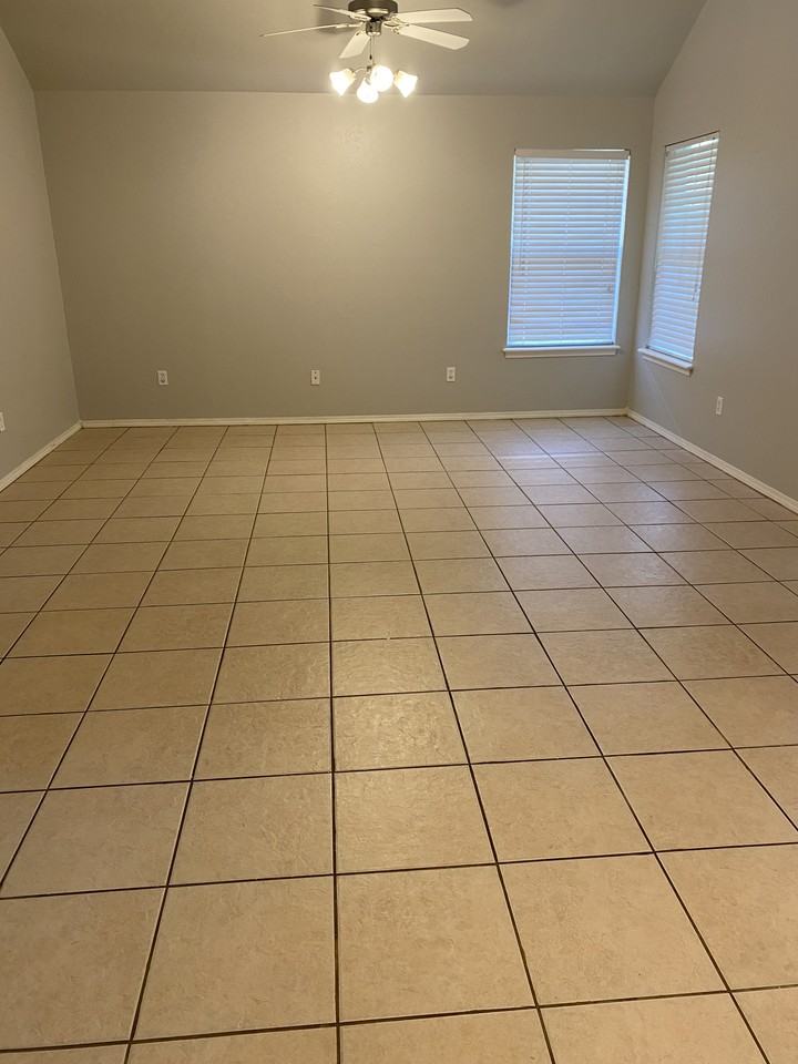 2515 West Oklahoma Avenue - Photo 3 of 12