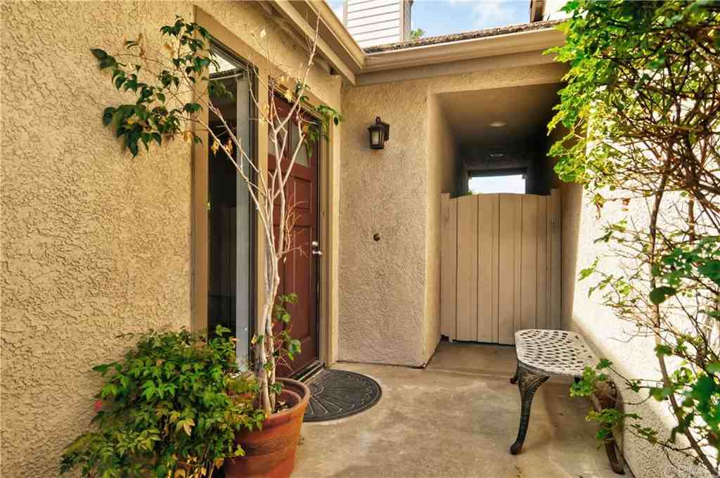 24596 Camden Ct - Photo 2 of 21