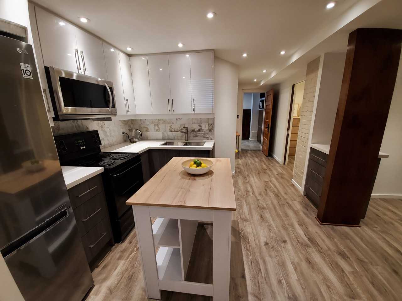 Roncesvalles Ave & Geoffrey St, Toronto, ON M6R 1P6 2 Bedroom