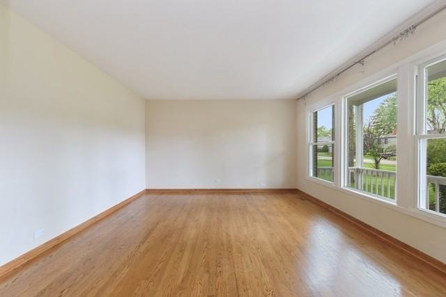 708 W Woodland Rd - Photo 3 of 17