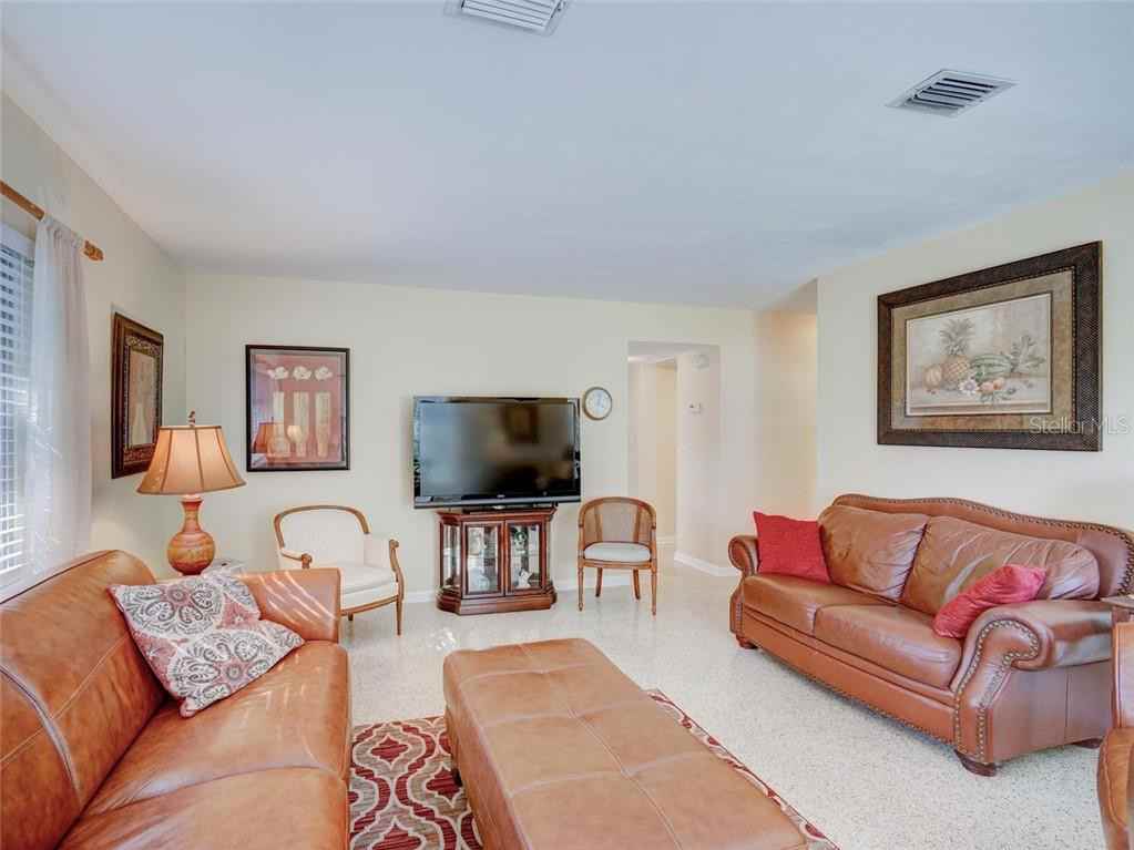 214 Driftwood Pl - Photo 2 of 25