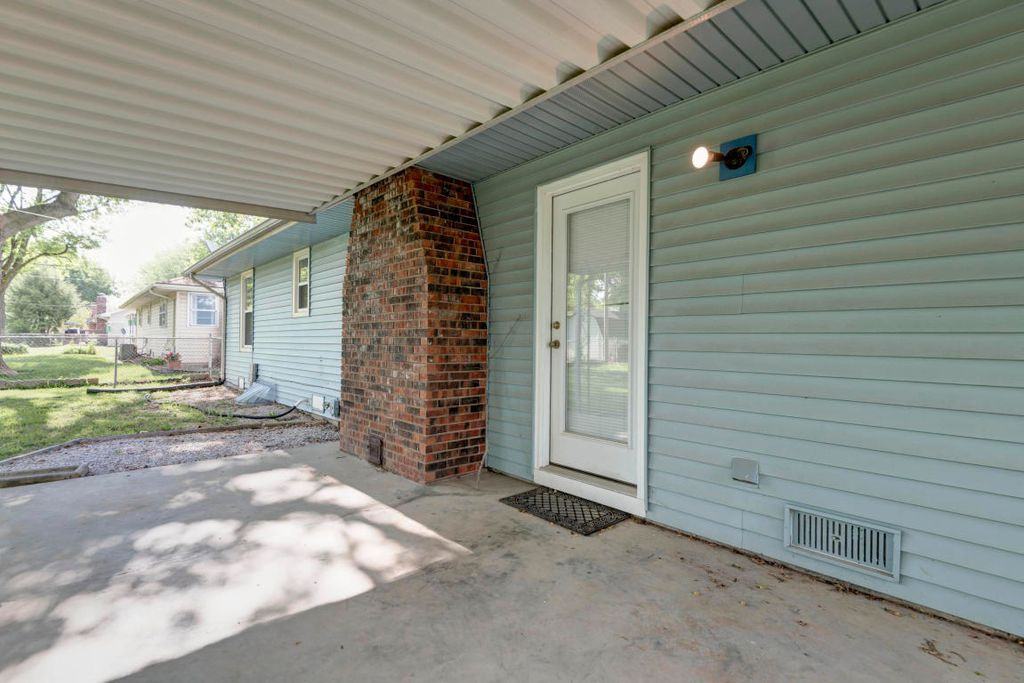 1113 E Cambridge St - Photo 3 of 21