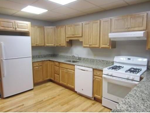 139R Linden St - Photo 3 of 13