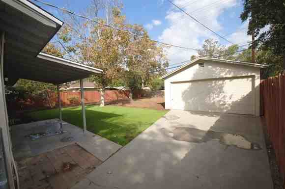 6910 Malibu Dr - Photo 2 of 5