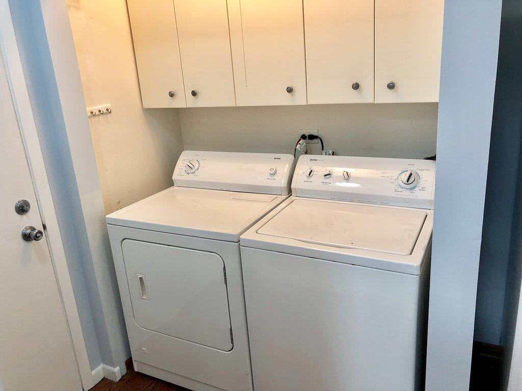 Beautiful townhouse, Near Palatine Metra station, 2br/1 Bath, $1600/ Month. - Photo 2 of 11