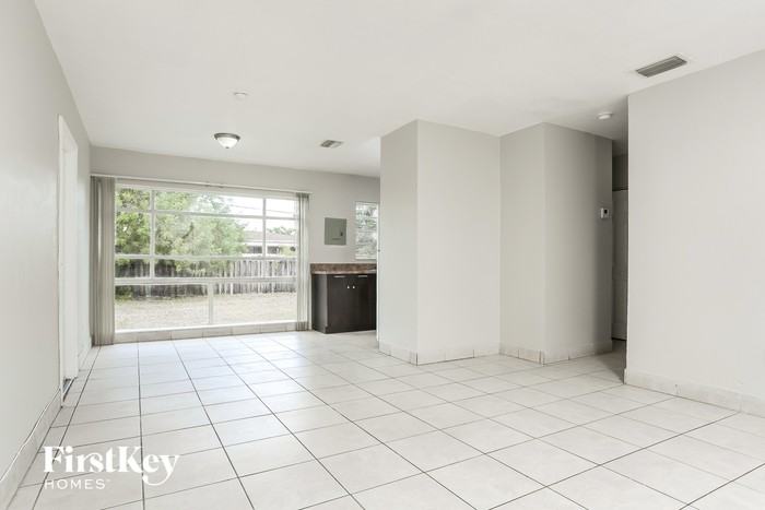 17201 Nw 34th Ave - Photo 3 of 15