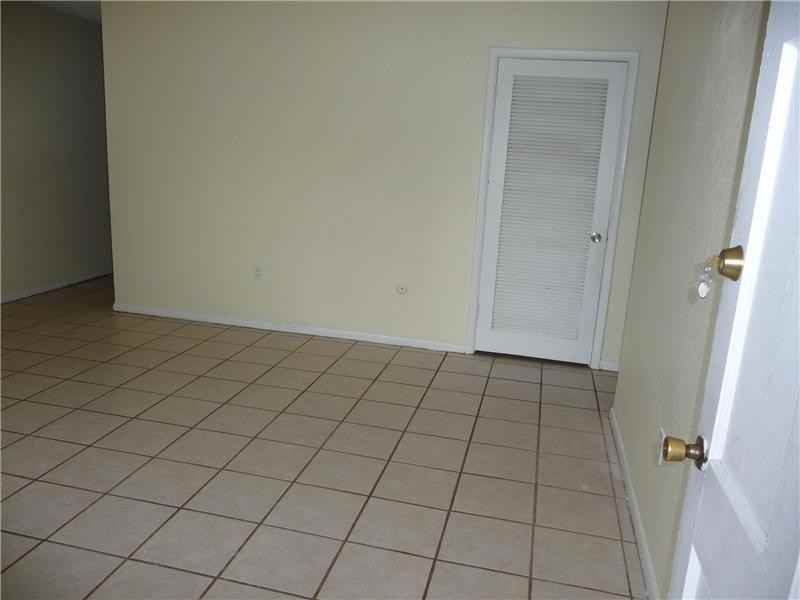 915 Pinecrest Dr - Photo 3 of 16