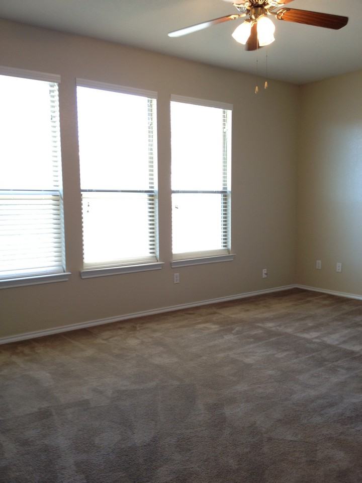 712 Tumbleweed Trl - Photo 5 of 14