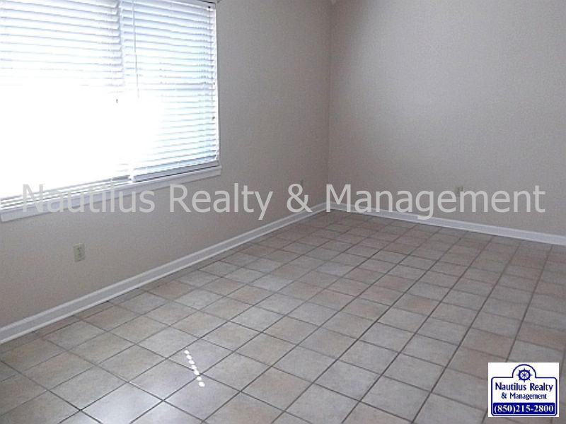 205 Greenwood Dr - Photo 3 of 9