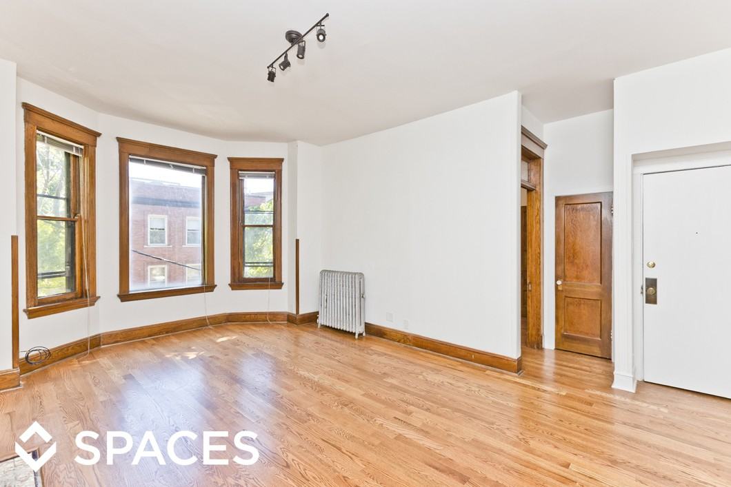 1008 W Altgeld St - Photo 2 of 7