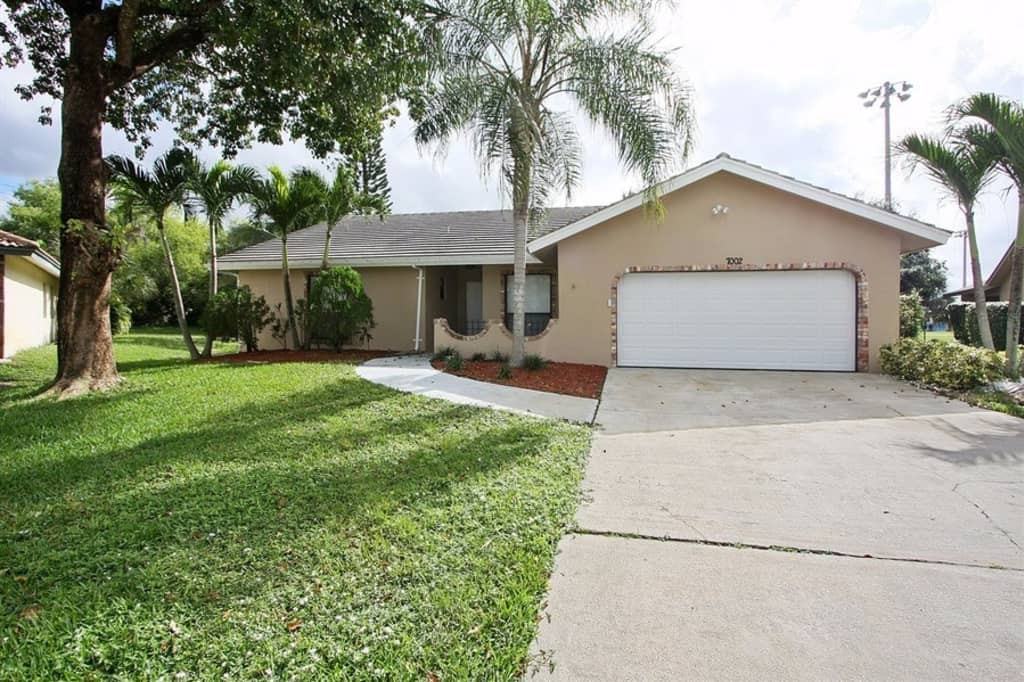 7002 Nw 38th St - Photo 2 of 23