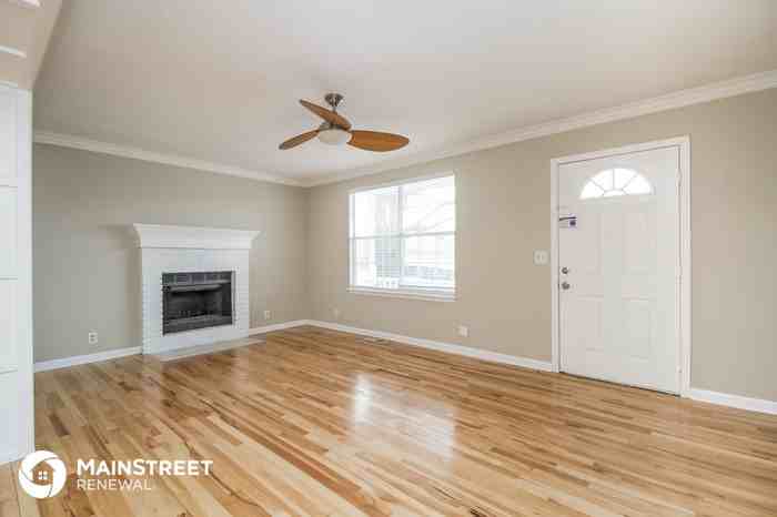 528 Piccadilly Row - Photo 2 of 14