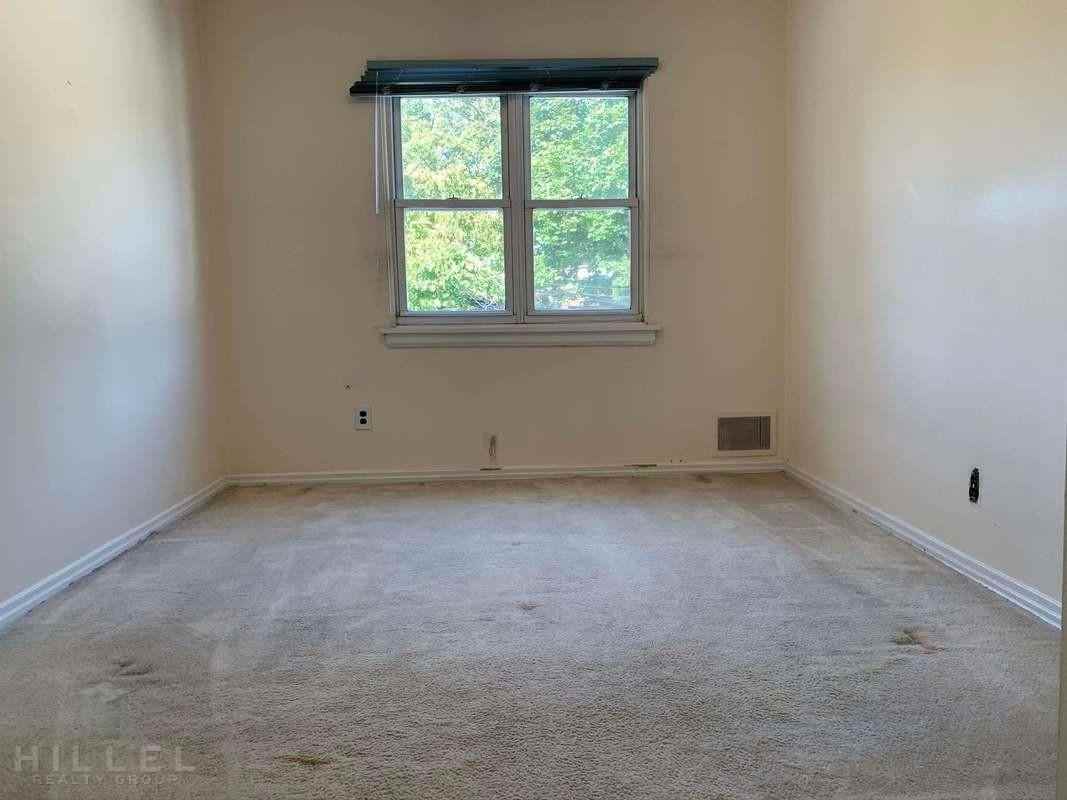 7572 198th St 2 - Photo 3 of 6