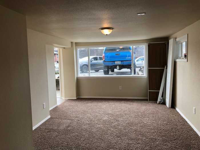 320 1/2 W Pine St - Photo 2 of 7