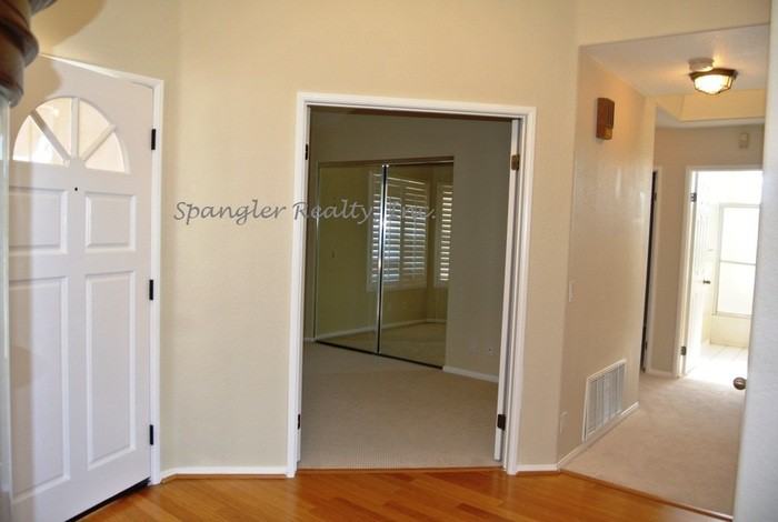 837 Muirfield Dr - Photo 3 of 11