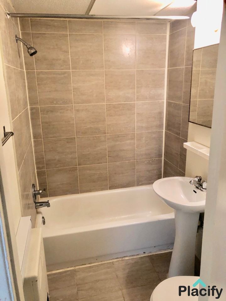 3455 Rue Hutchison #204 - Photo 3 of 5