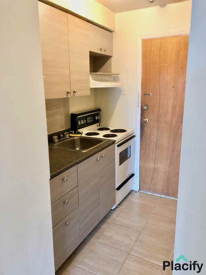 3455 Rue Hutchison #204 - Photo 2 of 5