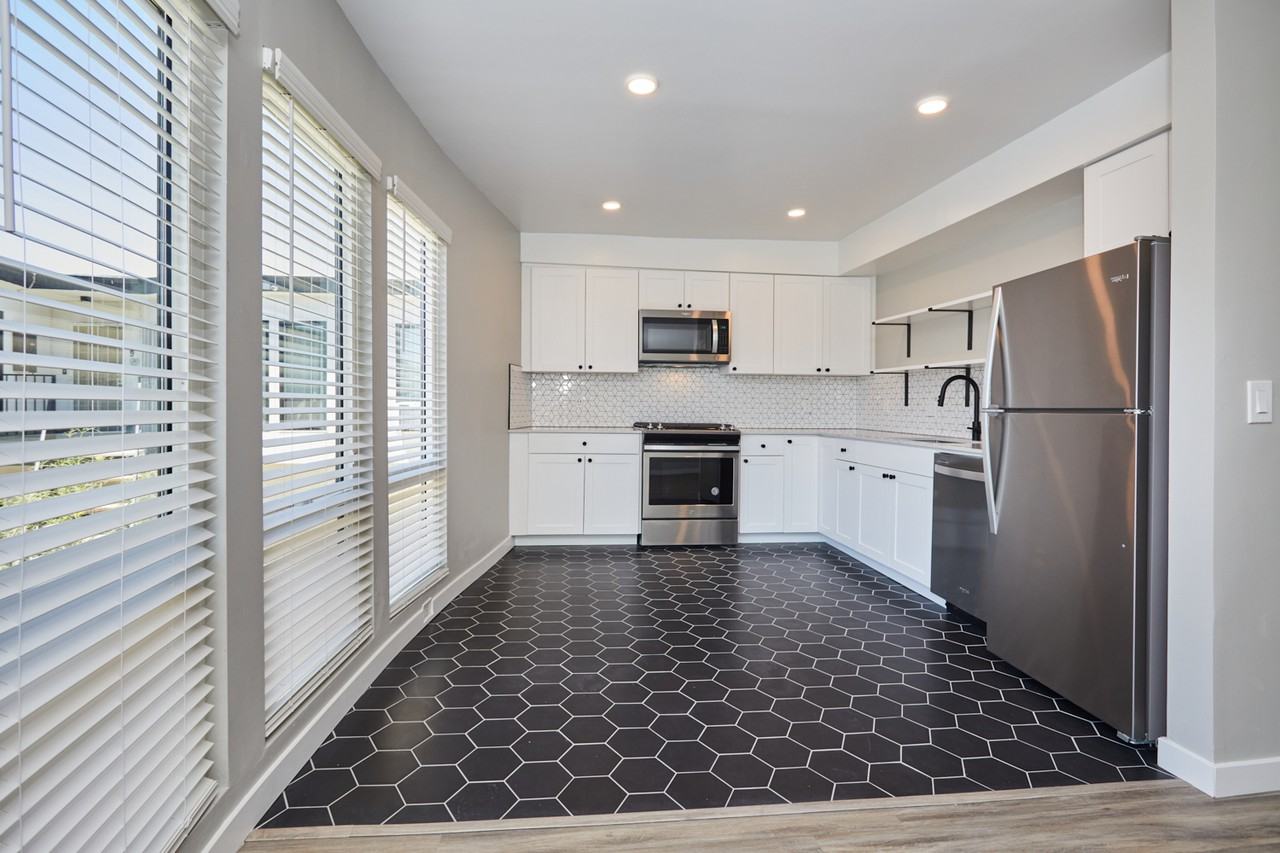 Aiden on Ash - Photo 2 of 9