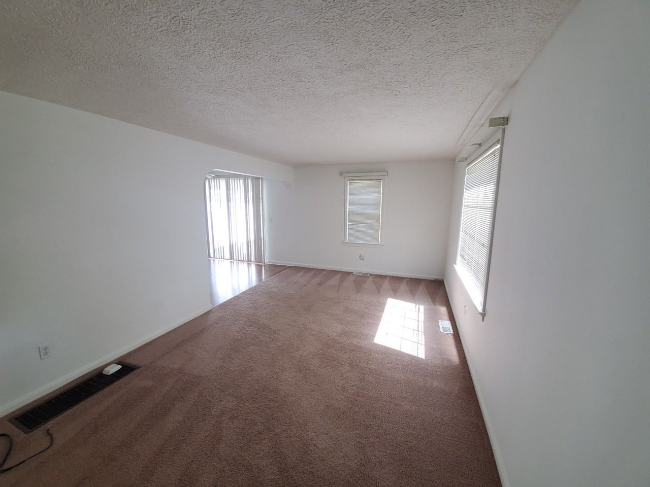 325 Lincoln Ave - Photo 2 of 10