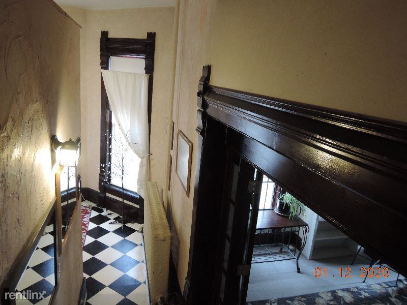 334 334 E Mulberry St 1 - Photo 3 of 23