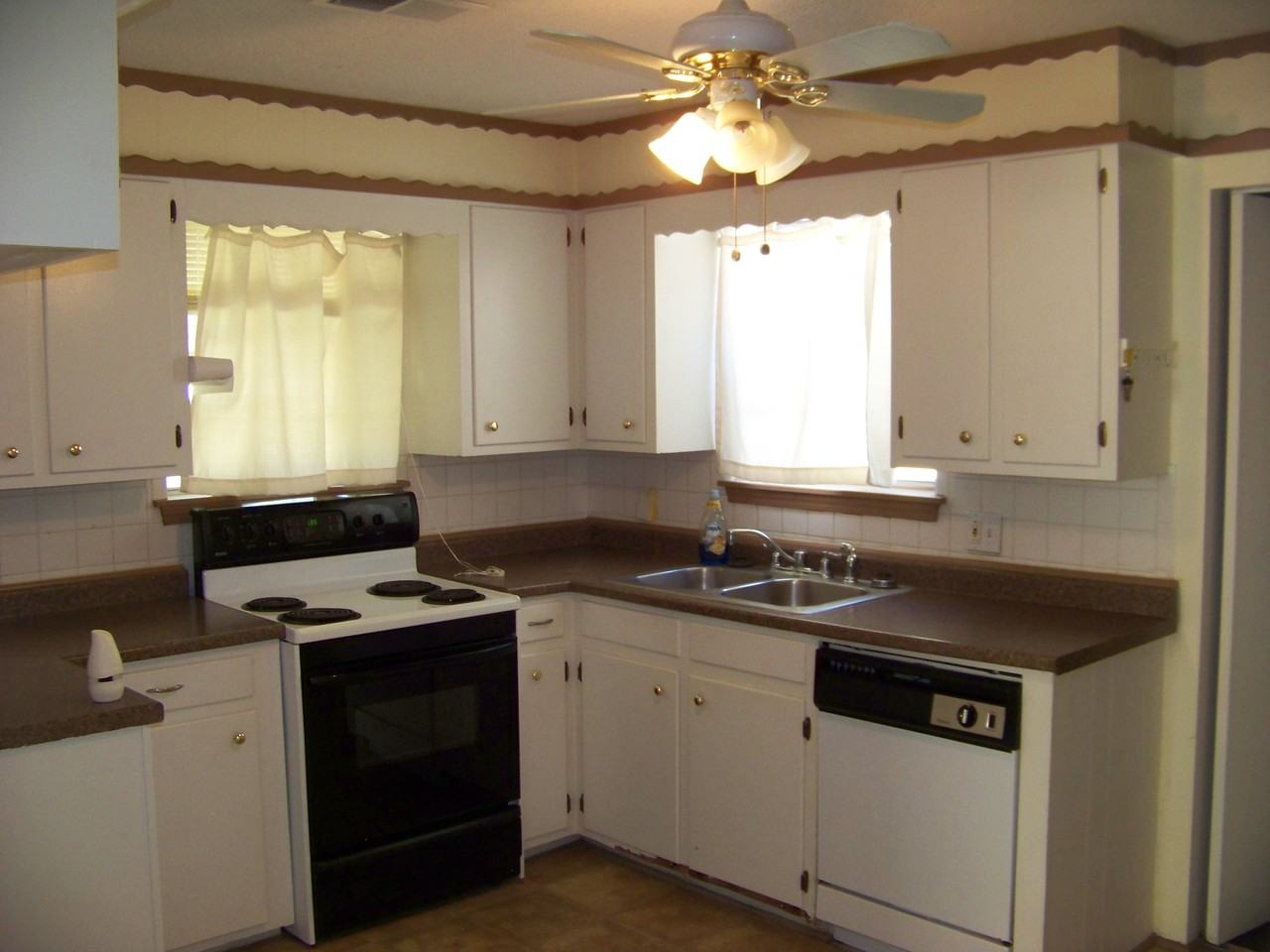 9815 Blue Ridge Blvd - Photo 3 of 10