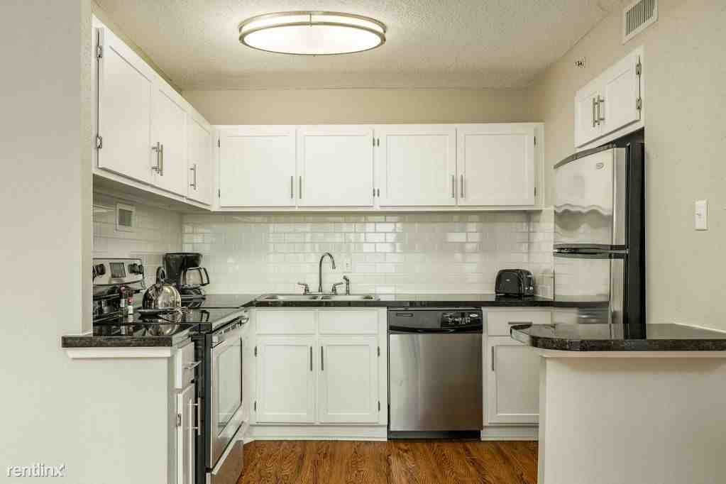 1010 S 11th St - Photo 2 of 6
