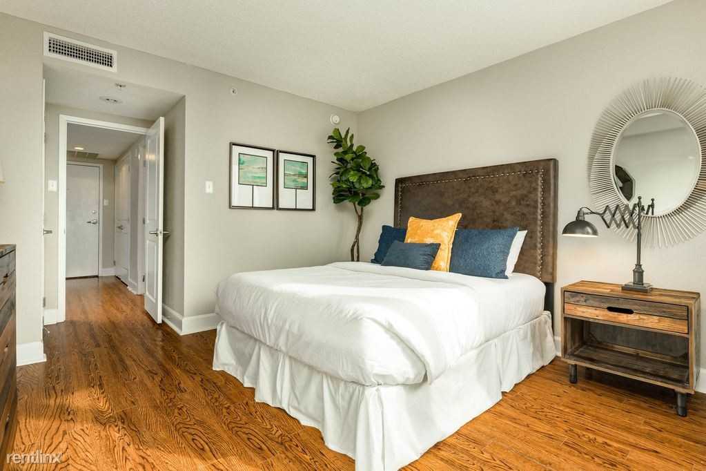 1010 S 11th St - Photo 3 of 6