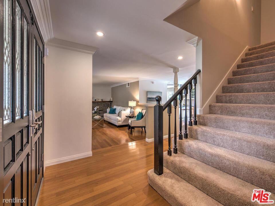 5025 Dantes View Dr - Photo 2 of 10