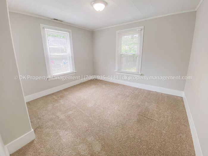 211 S Howell Ave - Photo 2 of 25