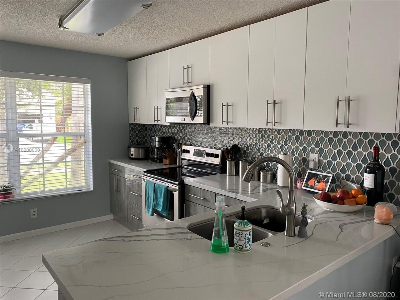 17436 Southwest 20th Street - Photo 2 of 10