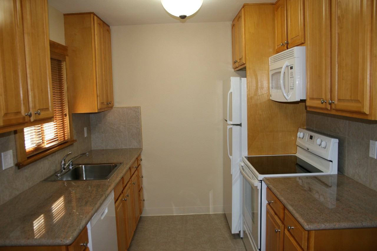 560 University Dr #3 - Photo 2 of 7